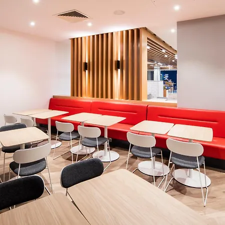 Express Centre By Ihg فندق 3*