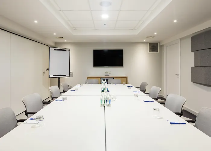 홀리데이 인 익스프레스 시티 센터 3*